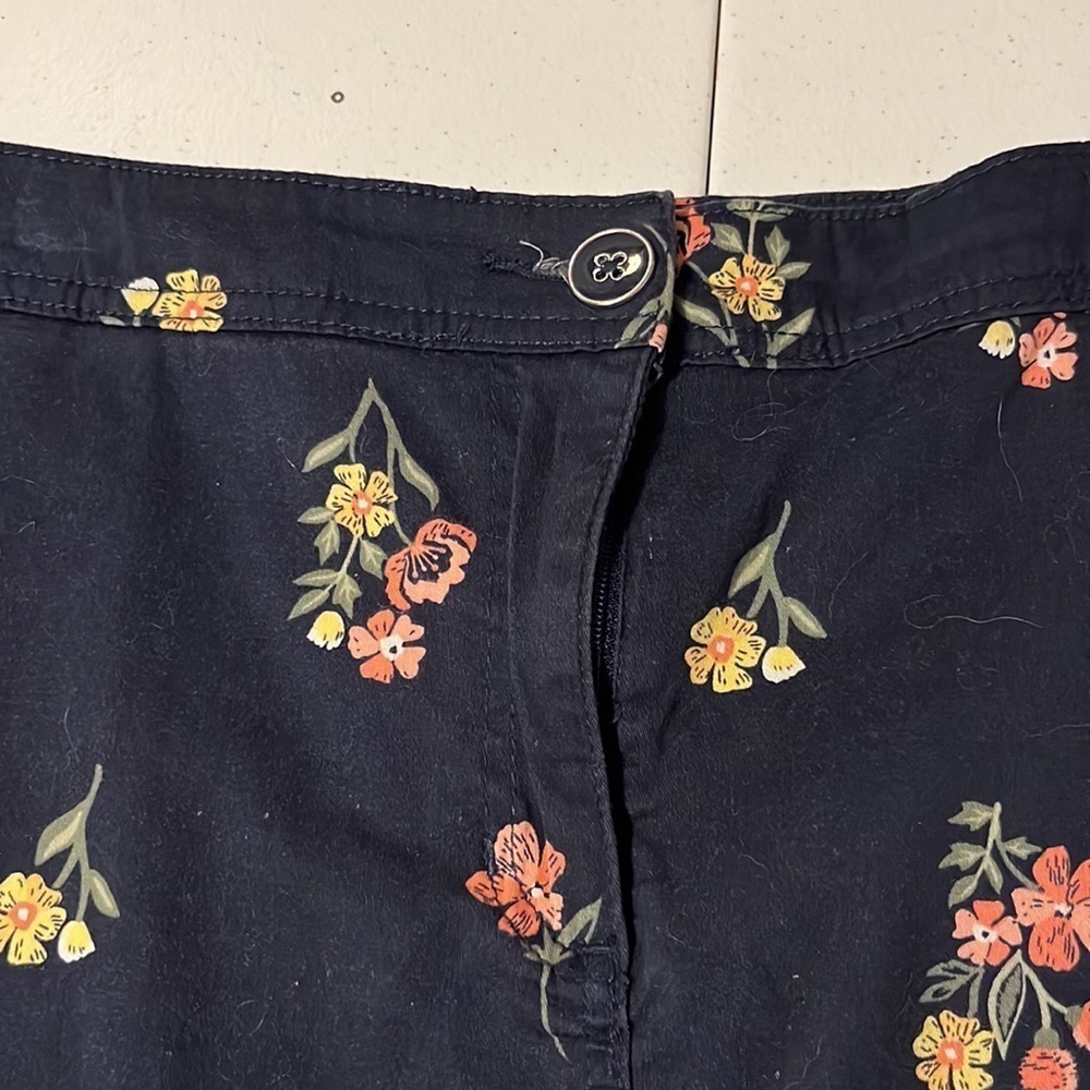 Karen Scott skirt/shorts, navy with pink flowers. Sz 8 - Picture 3 of 8
